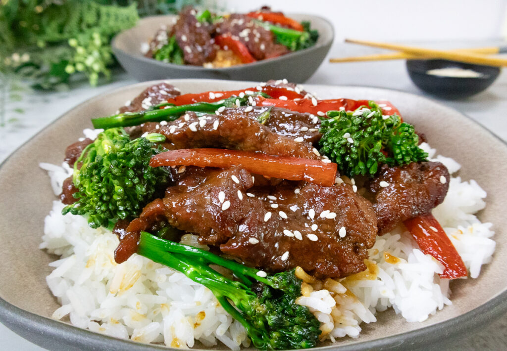 beef stir fry with red peppers and broccoli